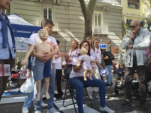 Migliaia in piazza per imparare a salvare un bambino - Lo Strillone TV